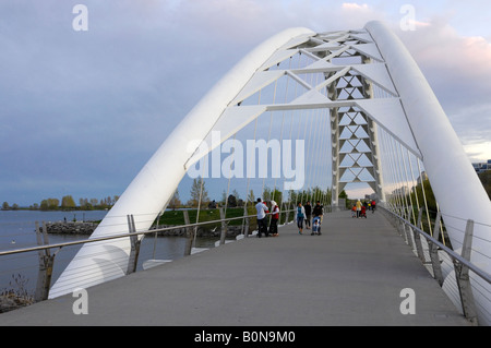 Permis disponible au MaximImages.com le pont Humber River Arch à Toronto au coucher du soleil, également connu sous le nom de pont Humber Bay Gateway. Canada Banque D'Images