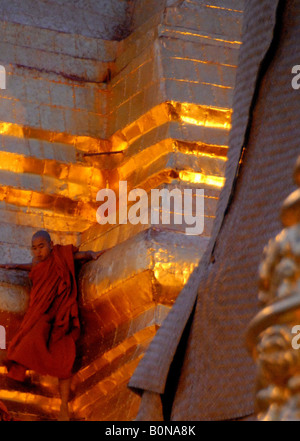 Monks ramasser des feuilles d'or, lever du soleil à la pagode Shwedagon de Rangoon, Myanmar , Banque D'Images