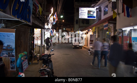 Scène de rue de nuit près du bord de mer à Hua Hin en Thailande Banque D'Images