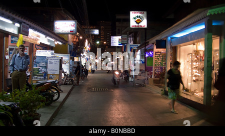 Scène de rue de nuit près du bord de mer à Hua Hin en Thailande Banque D'Images