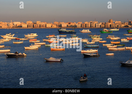 Le port de l'Est c'était un port bondé dans les temps anciens, les pêcheurs et les constructeurs de bateaux travaillent encore là aujourd'hui Alexandrie Egypte Banque D'Images