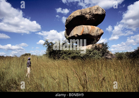 Une des pierres d'équilibrage rock formation à l'extérieur de Harare au Zimbabwe Banque D'Images