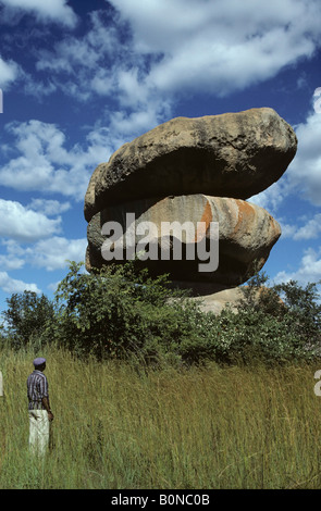 Une des pierres d'équilibrage rock formation à l'extérieur de Harare au Zimbabwe Banque D'Images