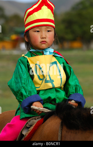 Quatre ans, montant un cheval participant au concours d'équitation de la Lantern Festival, Mongolie Banque D'Images