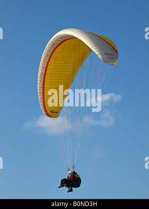 En venant de parapente d'atterrir à oludeniz mugla turquie Banque D'Images