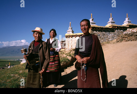 5 août, 2006 - Les pèlerins en début de la prière du matin à la ronde Litang Chöde Gompa monastère dans la province chinoise du Sichuan. Banque D'Images