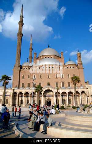 Les touristes visitant la mosquée de Mohammed Ali sur la Citadelle Le Caire Égypte Banque D'Images