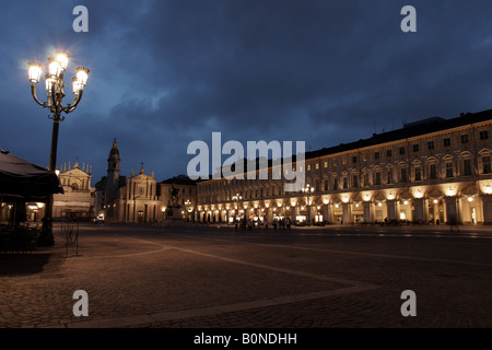 La place San Carlo à Turin dans la nuit. Banque D'Images