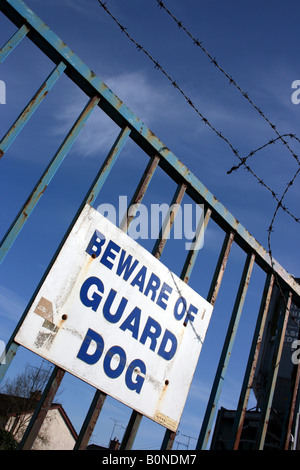 Prenez garde de chien de garde à la porte d'acier signe sur chantier, Irlande Banque D'Images