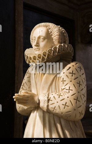 UK Angleterre Lincolnshire Bottesford St Marys Church figure d'albâtre en costume Tudor tombe de décoration Banque D'Images