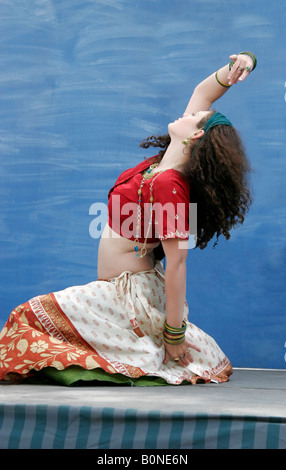 Belly dancer performing on stage Banque D'Images