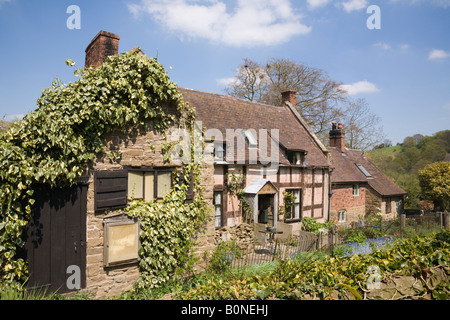 Ancienne maison pittoresque et dépendances dans un village rural. Hope Bowdler Shropshire Angleterre Royaume-Uni Grande-Bretagne Banque D'Images