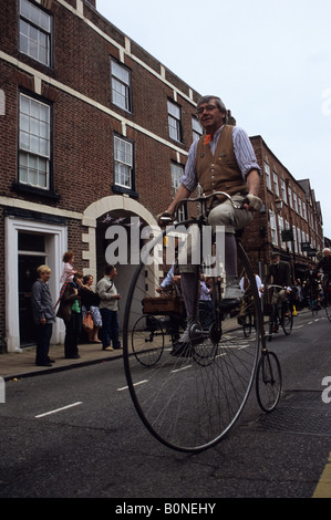 Penny Farthing Man Riding Bicycle In le traditionnel défilé du Premier Mai à Knutsford Banque D'Images