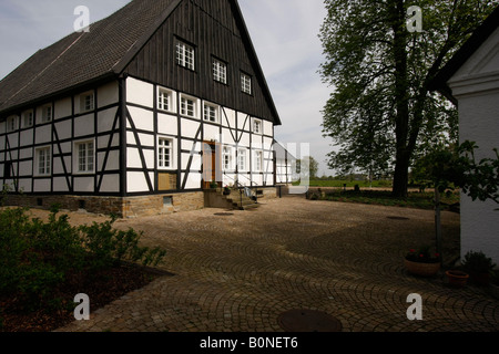 Bâtiment de ferme typique à la source de la rivière Emscher en Holzwickede en Rhénanie du Nord-Westphalie Allemagne Banque D'Images