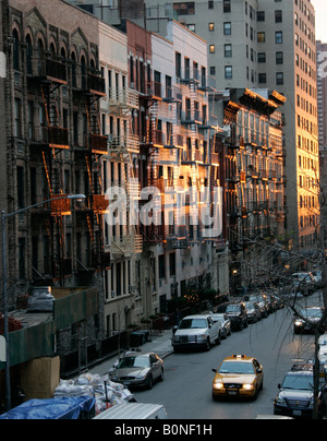 Portrait de la circulation sur la route, avec la lumière du soleil de l'après-midi d'or sur les bâtiments, New York City, USA Banque D'Images