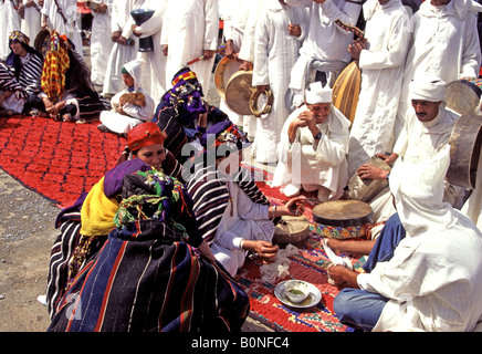 Reliure traditionnelle de la part de mariés à un mariage berbère Festival à Imichil Maroc Banque D'Images