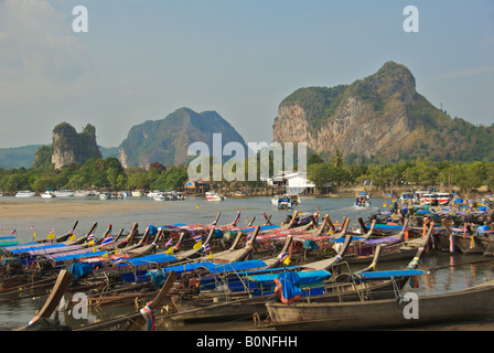 Longue queue Port bateaux Province Ao Nang Krabi Thailande Banque D'Images