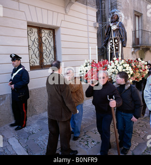 Procession de la population locale, portant une effigie de Saint François de Paule, Erice, Italie Sicile. L'UNION EUROPÉENNE. Banque D'Images