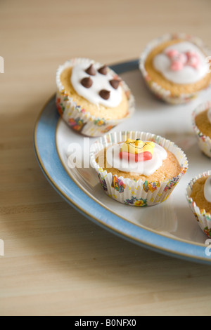 Cupcakes colorés disposés sur une plaque bleu et blanc de Chine Banque D'Images