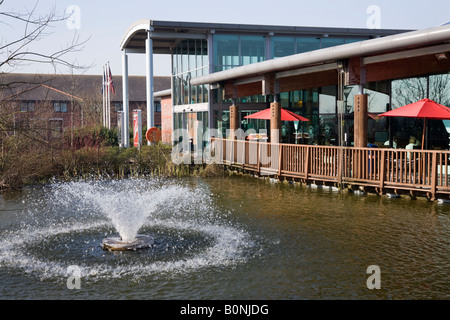 Une fontaine décorative et étang à Stafford M6 Services (en direction sud) Station-service sur autoroute. Banque D'Images