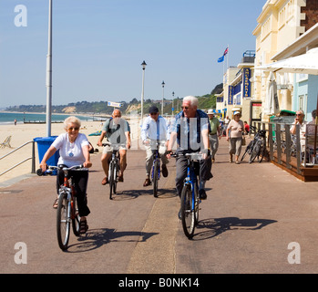 Randonnée à vélo le long de la promenade de la plage de l'Est à Bournemouth dans le Dorset Banque D'Images