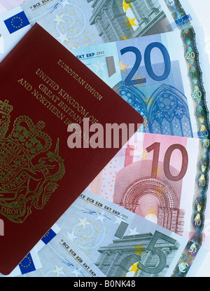 Royaume-uni de Grande-Bretagne et d'Irlande passeport rouge avec des billets d'euros à diverses dénominations pour les voyages en Europe. Brexit concept. UK Banque D'Images