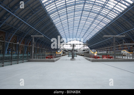 Les trains Eurostar ET DE PLATES-FORMES À SAINT PANCRAS GARE Londres Angleterre Banque D'Images