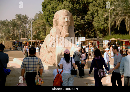 Les touristes et de l'albâtre Sphinx de Memphis l'ancienne capitale antique de l'ancien empire d'Egypte Le Caire Égypte moderne à l'extérieur maintenant Banque D'Images