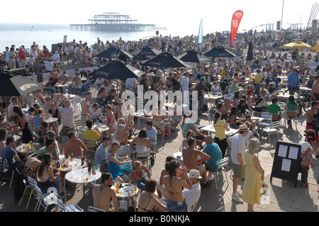 La foule aime le temps chaud sur le front de mer de Brighton UK Banque D'Images