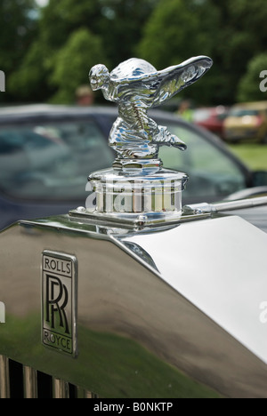 Mascotte d'argent sur le radiateur d'un salon de voiture Rolls Royce Banque D'Images