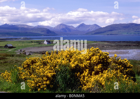 Broadford - Vue sur la baie de Broadford montrant les montagnes Cullin Banque D'Images