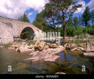 Vieux Pont de Dee - une ancienne route militaire pont près de Braemar Banque D'Images