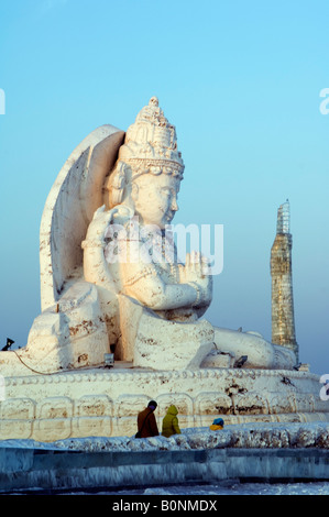 La province nord-est de la Chine La Chine Harbin City Festival de lanternes de glace sculptures de neige Bouddha Banque D'Images