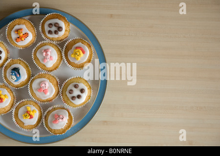 Cupcakes colorés disposés sur une plaque bleu et blanc de Chine vue d'en haut Banque D'Images