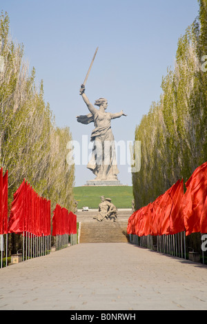 Statue sur l'appel de la mère patrie de Kurgan, sommet Mamaïev marquage Armée Rouge morts de la bataille de Stalingrad, Volgograd, Russie Banque D'Images