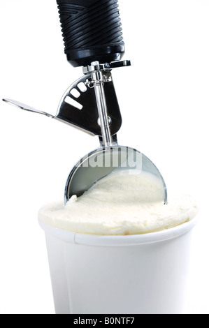 Pot de crème glacée à la vanille avec une boule sur fond blanc Banque D'Images