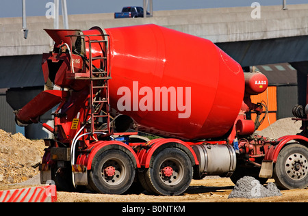 Camionnage et transport / un camion de béton. Banque D'Images