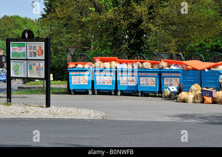 L'autorité locale d'un centre de recyclage des ordures en bordure de run avec débordement des bacs Banque D'Images