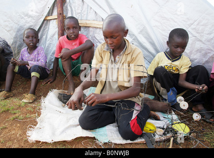 Kenya : la construction de leurs enfants kenian wire-toys dans un camp de réfugiés, Eldoret Banque D'Images