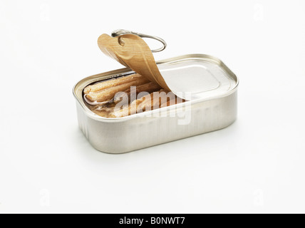 Ouverture du pot de sardines à l'huile d'olive Banque D'Images