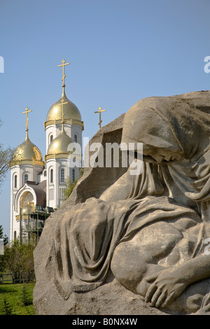 La mère et l'enfant en pleurs et statue sur l'église Mamaev Kurgan, Volgograd (ex-Stalingrad), Russie, Fédération de Russie Banque D'Images