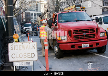 Trottoir signe clos sur barricade avec construction worker par le chariot en arrière-plan à Seattle, Washington State, USA Banque D'Images