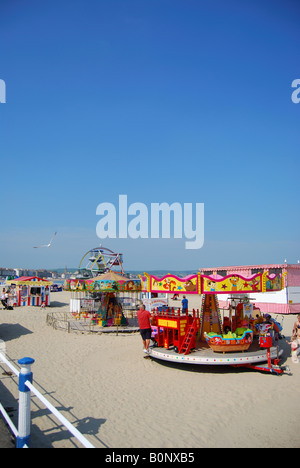 Aire de jeux pour enfants sur la plage, plage de Weymouth, Dorset, Angleterre, Royaume-Uni Banque D'Images