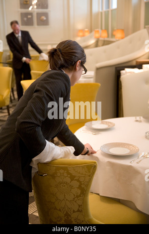 Préparatifs avant la soirée d'ouverture de Gordon Ramsays nouveau restaurant au Trianon Palace Hotel de Versailles, France 2008 Banque D'Images