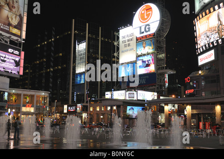 La rue Yonge Dundas Square, nuit, Toronto, Ontario, Canada Banque D'Images