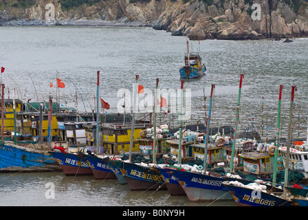 Les bateaux de pêche en bois, attendre la fin de tempête à port, Zhujijian, Village de l'archipel Zhoushan, dans la province du Zhejiang, Chine Banque D'Images