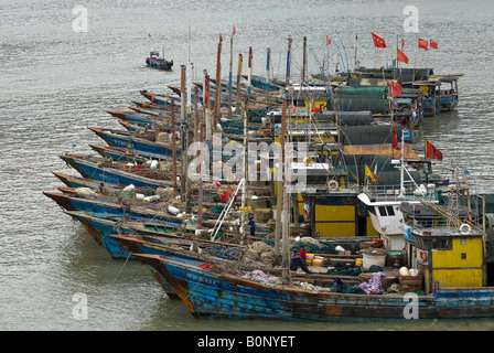 Les bateaux de pêche en bois, attendre la fin de tempête à port, Zhujijian, Village de l'archipel Zhoushan, dans la province du Zhejiang, Chine Banque D'Images