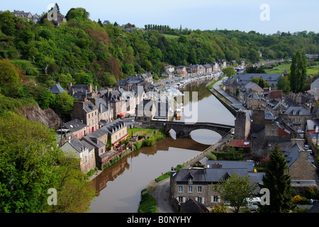 Le port de Dinan photographié du viaduc sur la Rance en Bretagne France Banque D'Images