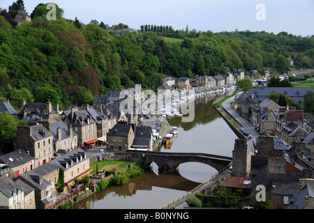 Le port de Dinan photographié du viaduc sur la Rance en Bretagne France Banque D'Images