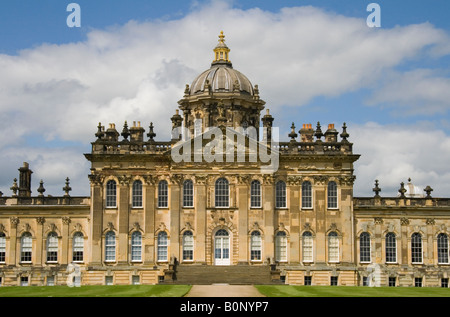 Vue sur le château Howard près de York, North Yorkshire, Angleterre. Banque D'Images